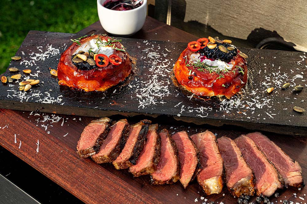 Das Endergebnis: Bacon-wrapped Alpenhain Camembert an Roastbeef