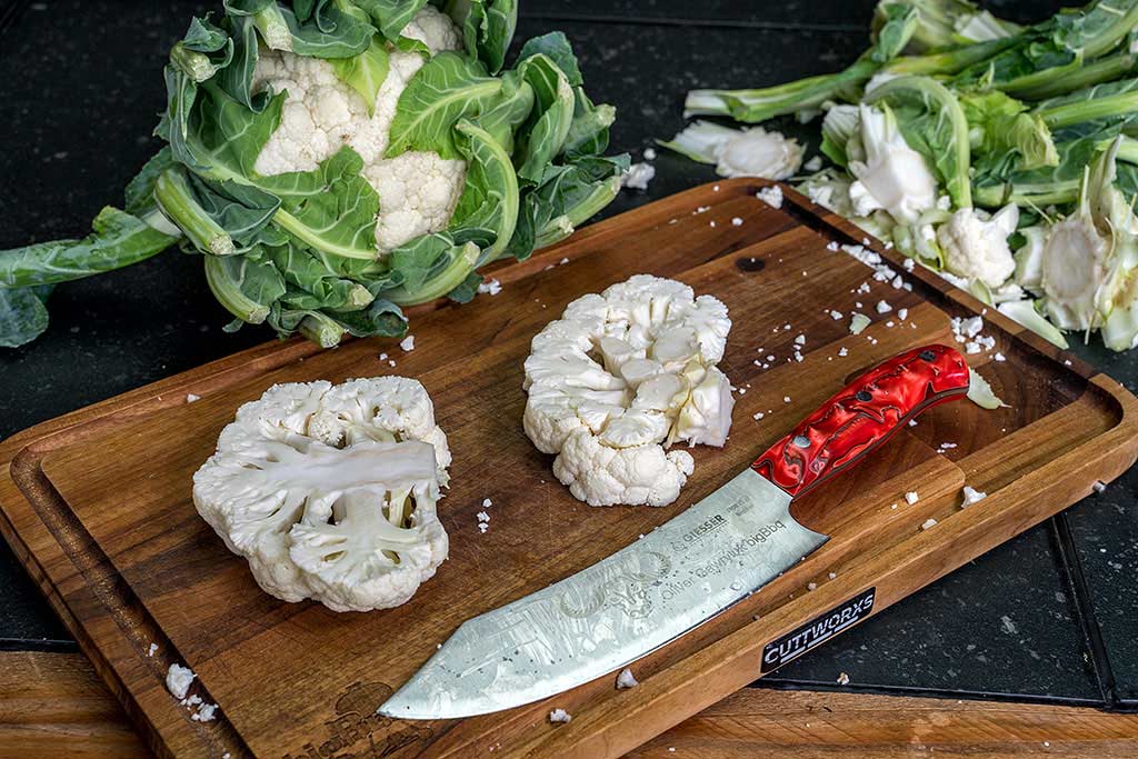 Blumenkohl in Scheiben schneiden