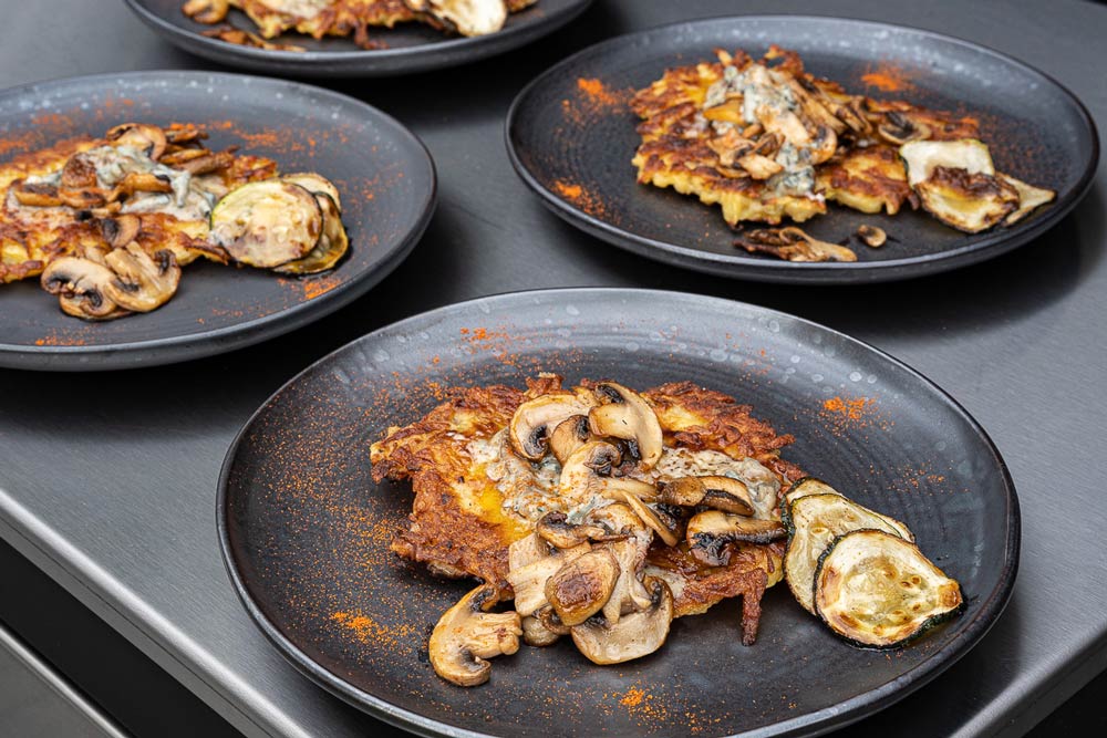 Herzhafte Kartoffelpuffer deluxe mit Zucchini, Champignons und Gorgonzola
