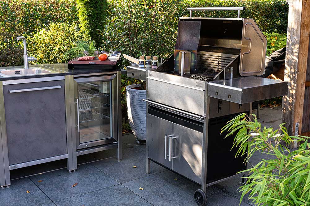 Unser Grill ist der Edelstahl Holzkohlegrill Premio XL 'Allrounder'.