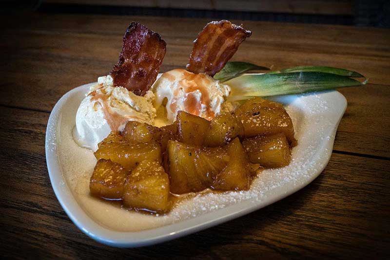 Gegrillte Ananas mit Bacon Candy und Eis