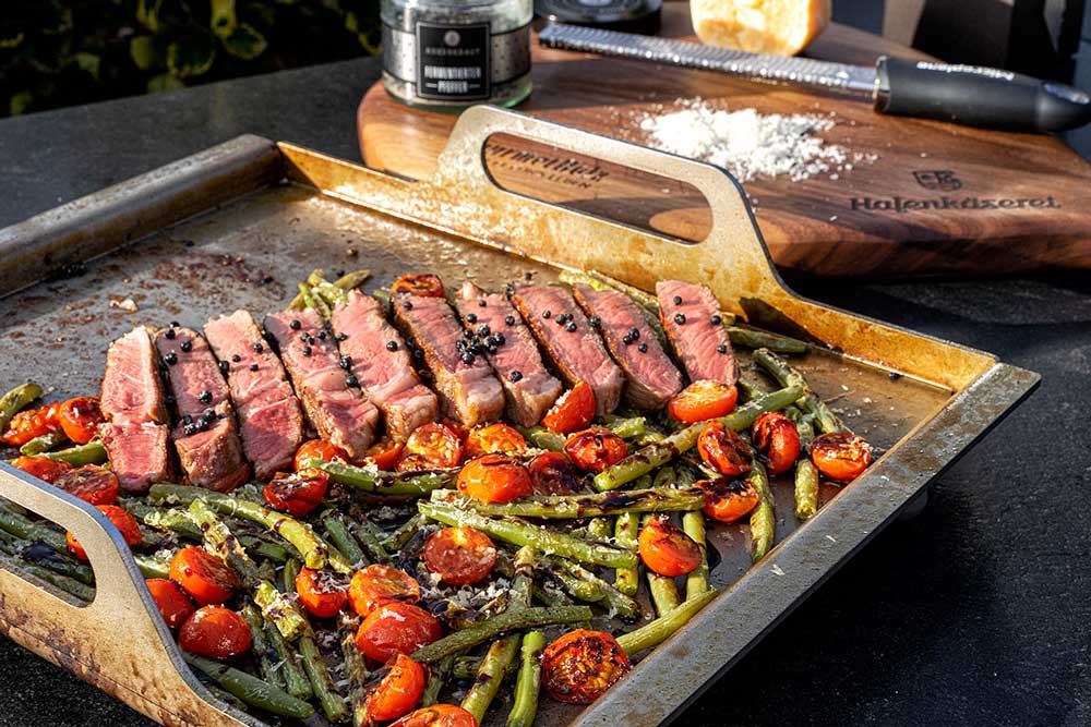 Bohnen und Tomaten mit Käse überbacken an US-Ribeye