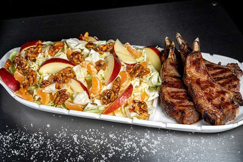 Spitzkohl-Apfel-Salat mit Walnüssen an Iberico Kotelett.