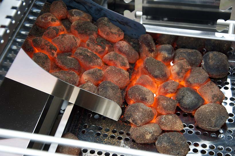 Der schaufelähnliche Überstand erleichtert das Befüllen des Grills