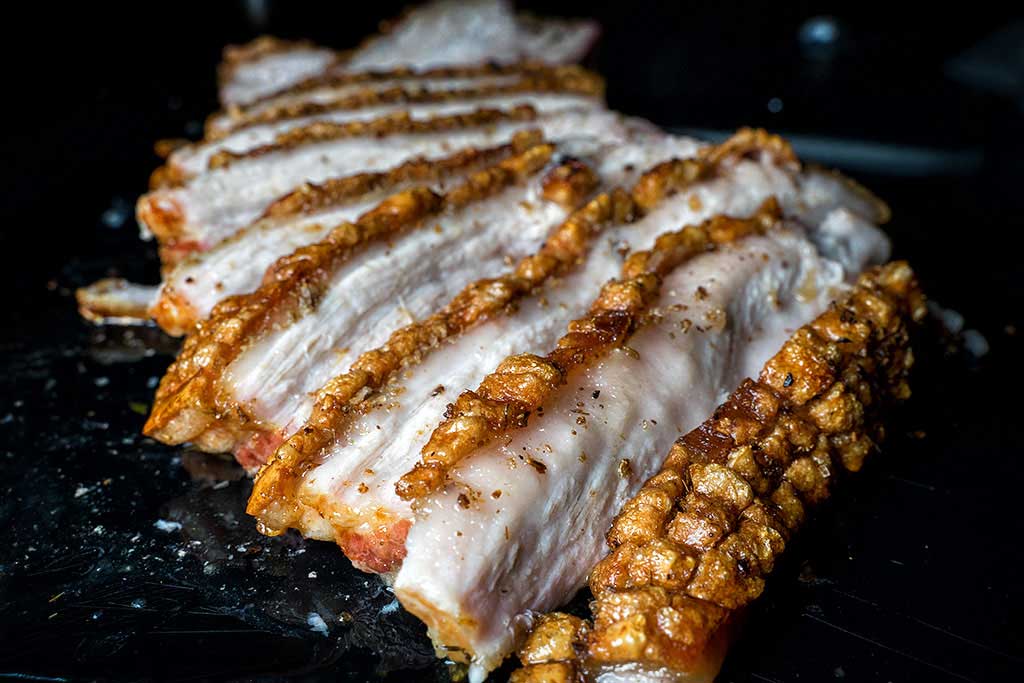 Duroc Schweinebauch in Scheiben schneiden