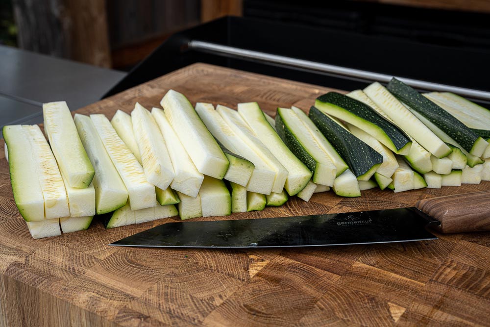 Je nach Größe der Zucchini(s) erhält man eine so große Menge Stifte, 
                    dass eventuell in 2 Durchgängen gegrillt werden muss.