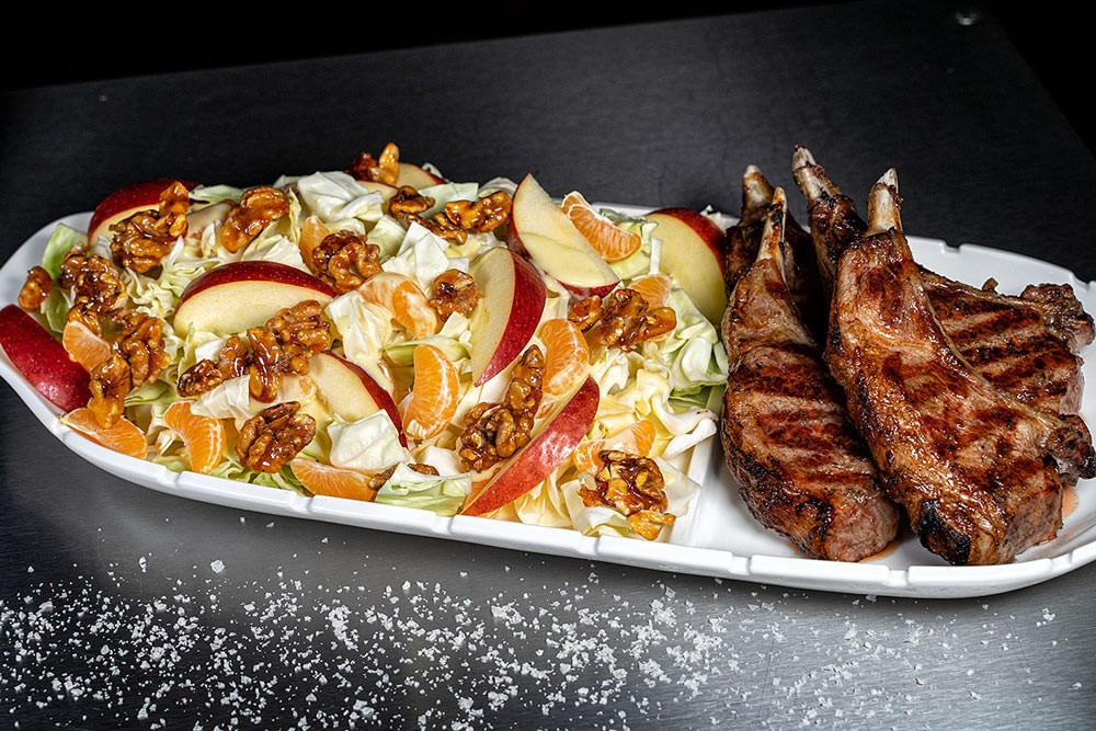 Das Endergebnis: Spitzkohl-Walnuss-Apfel-Salat mit Iberico Koteletts