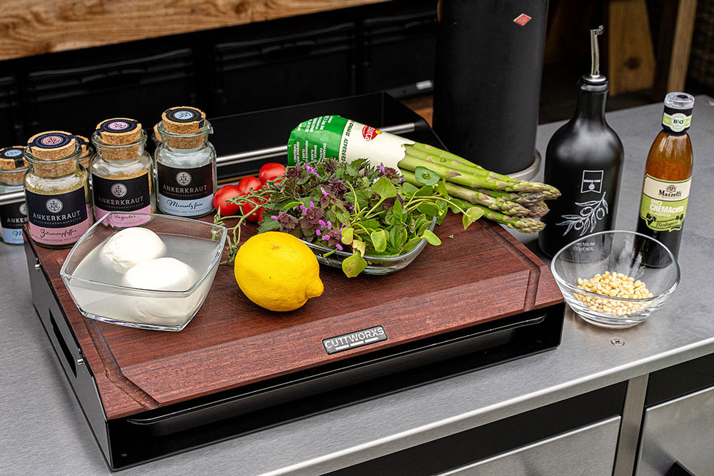 Grüner Spargel mit Wildkräutern und Burrata