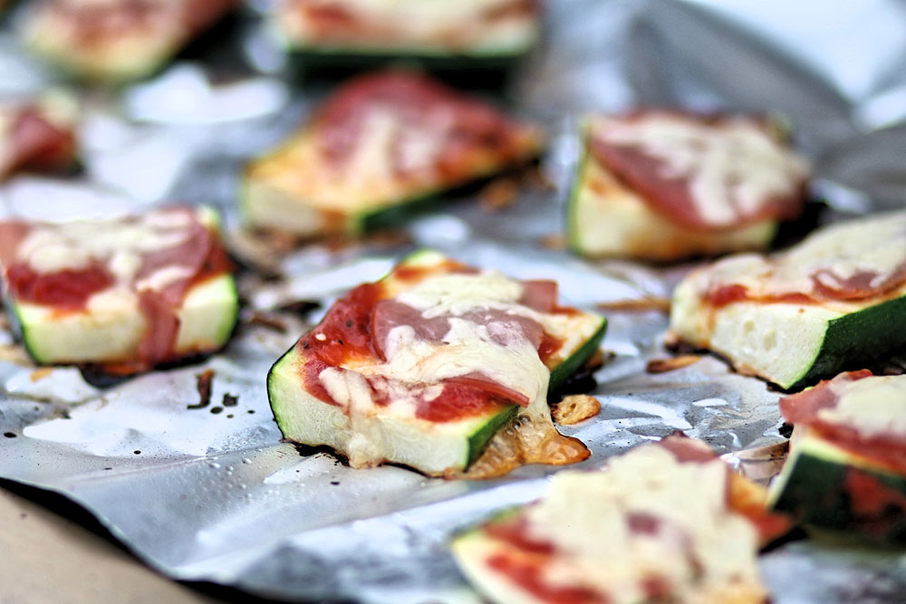 Zucchini waschen, trocken tupfen und in Rechtecke schneiden.