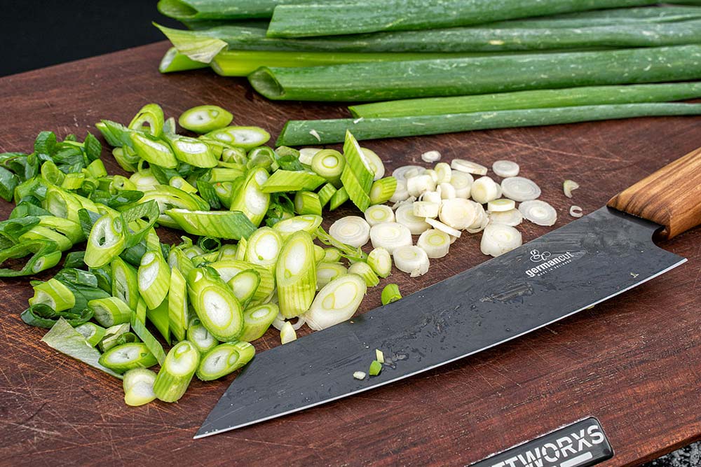 Als weitere Vorbereitung schneiden wir die Frühlingszwiebeln in kleine Röllchen.