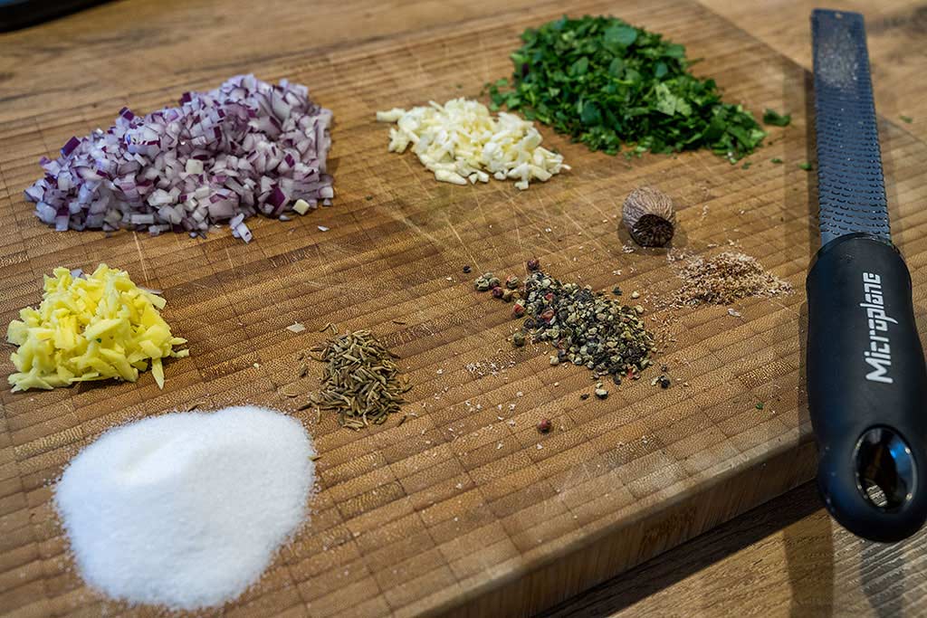 Die Fleischmasse und Gemüse vorbereiten