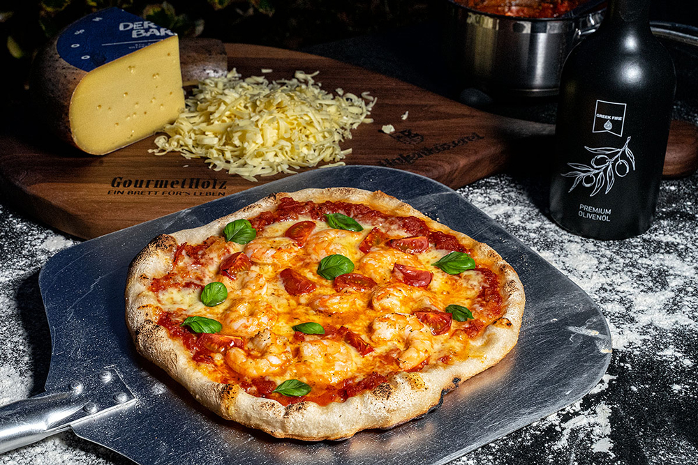 Garnelen-Pizza-mit-Tomaten-und-Basilikum